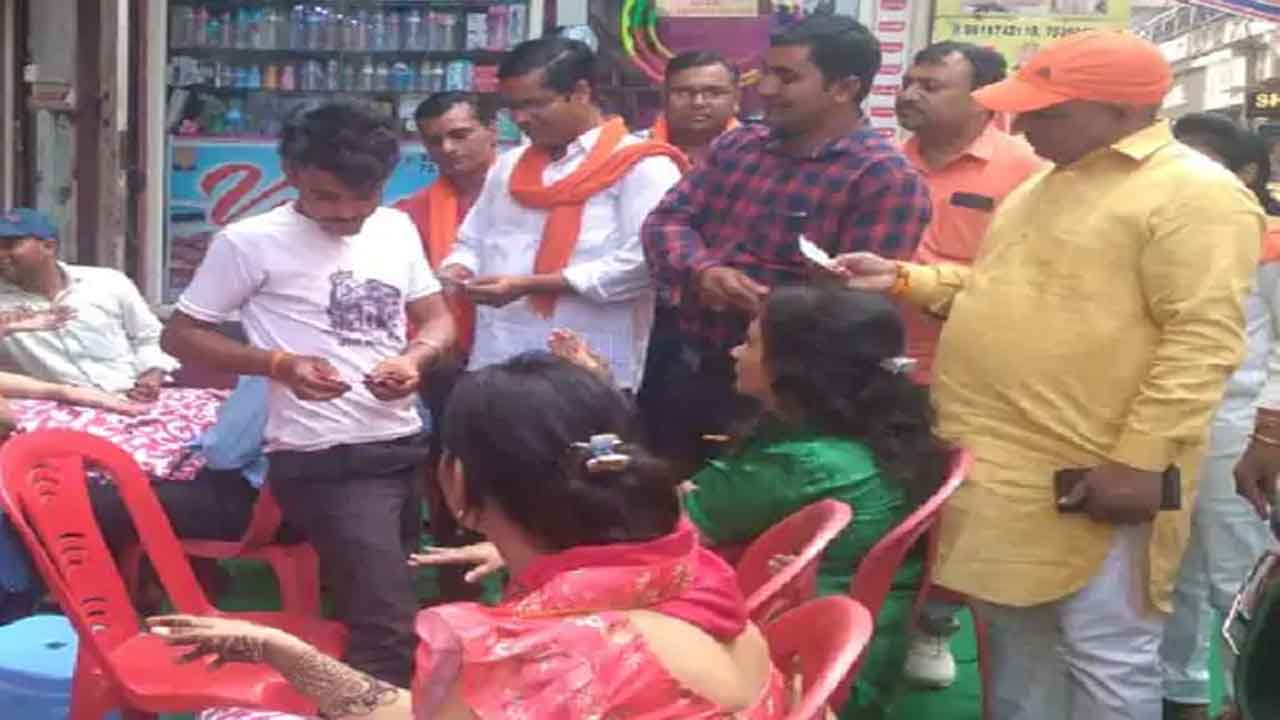 HIndu mahasabha | ముస్లింలు మెహిందీ వేయవద్దు.. హిందు మహాసభ హెచ్చరికలు