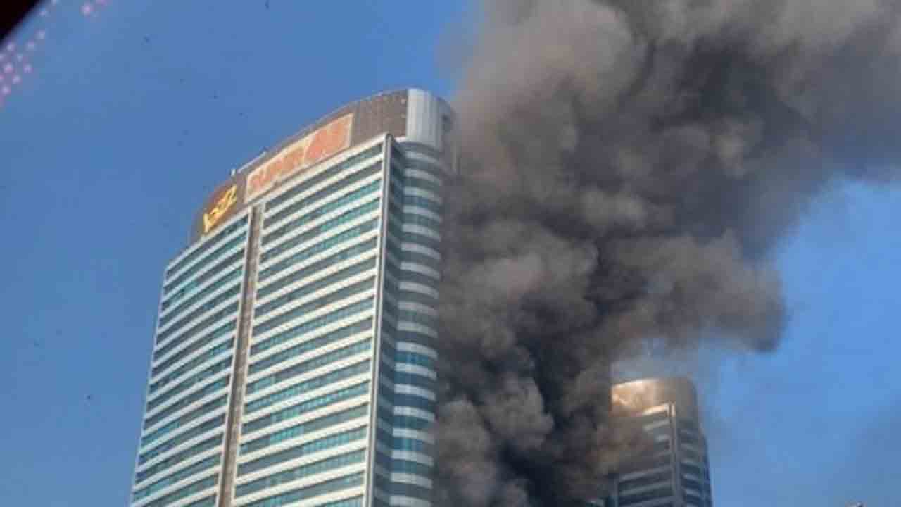 Watch: పాక్‌ షాపింగ్‌ మాల్‌లో భారీ అగ్ని ప్రమాదం… పై అంతస్తులకు వ్యాపించిన మంటలు