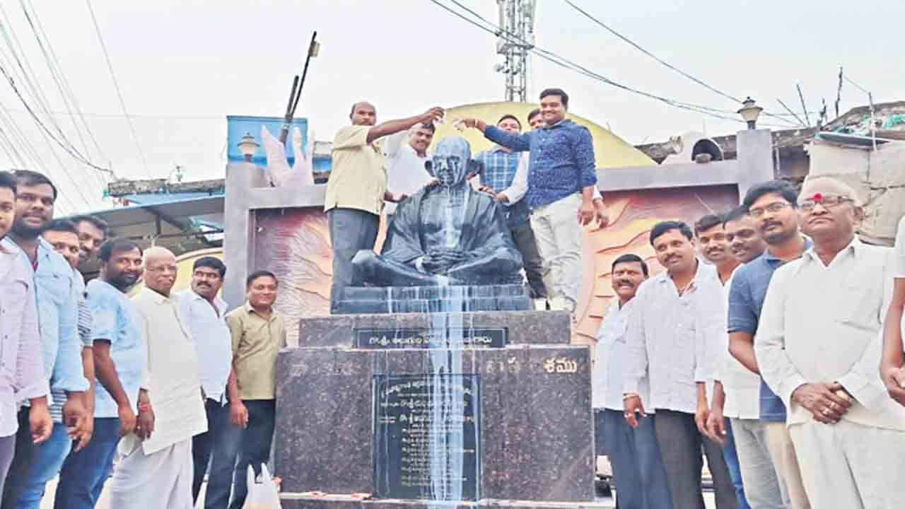 గాంధీని అవమానించడం సిగ్గుచేటు