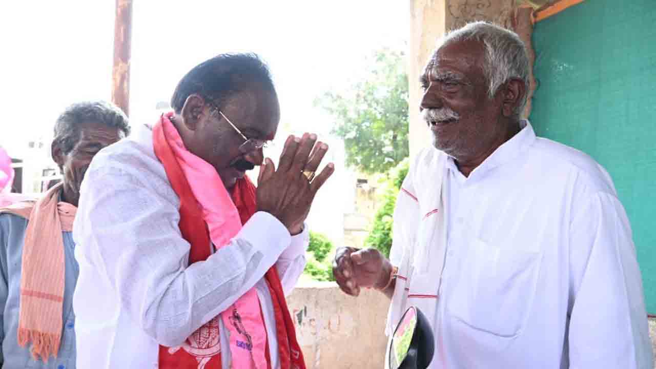 పలుకరిస్తూ.. ప్రచారం చేస్తూ.. జనంతో మమేకమవుతున్న టీఆర్‌ఎస్‌ నేతలు
