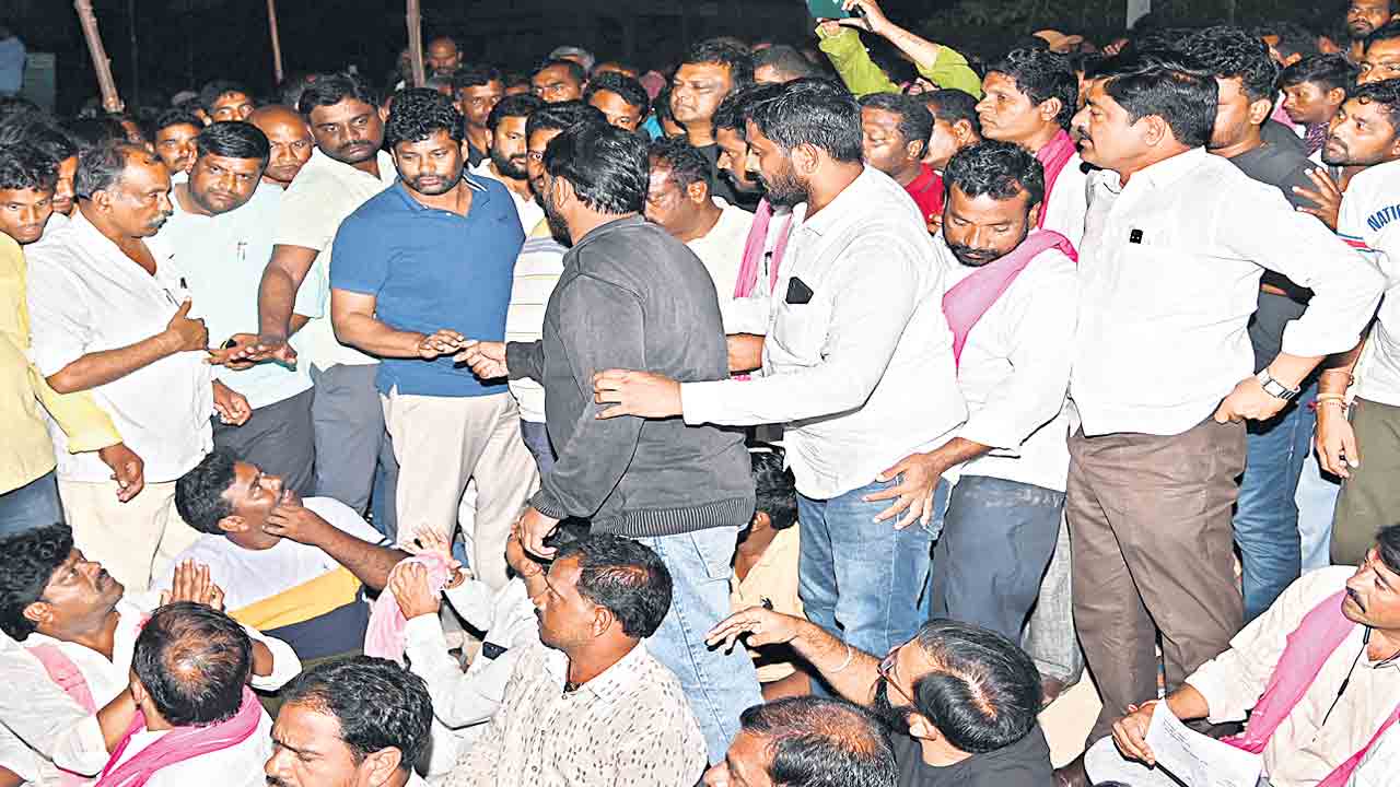 బీజేపీ చేతిలో పావుగా ఎన్నికల సంఘం.. కారును పోలిన ఎన్నికల గుర్తులను స్వతంత్రులకు కేటాయిస్తున్న ఈసీ..