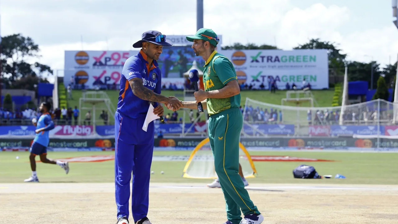 India Vs SA ODI | టీం ఇండియా సార‌ధి ధావ‌న్ బౌల్డ్‌.. స్కోరెంతంటే?!