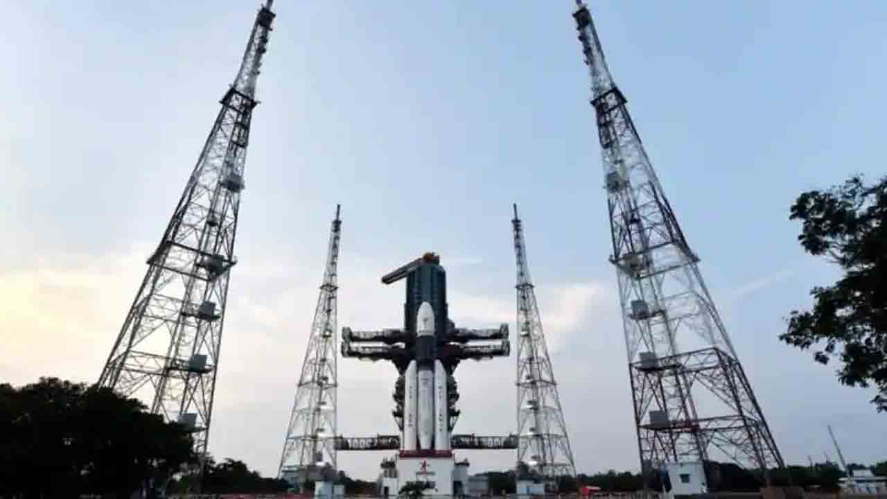 ఇస్రో బాహు‌బలి రాకెట్‌ ప్రయో‌గా‌నికి కౌంట్‌‌డౌన్‌ షురూ..