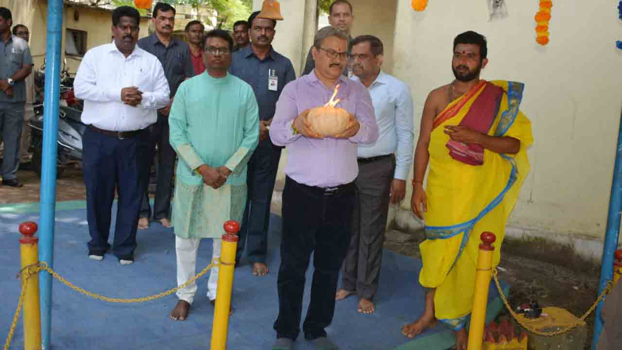 హైద‌రాబాద్‌లోని ఇంటెలిజెన్స్ సెక్యూరిటీ వింగ్ ఆఫీసులో ఆయుధ పూజ‌