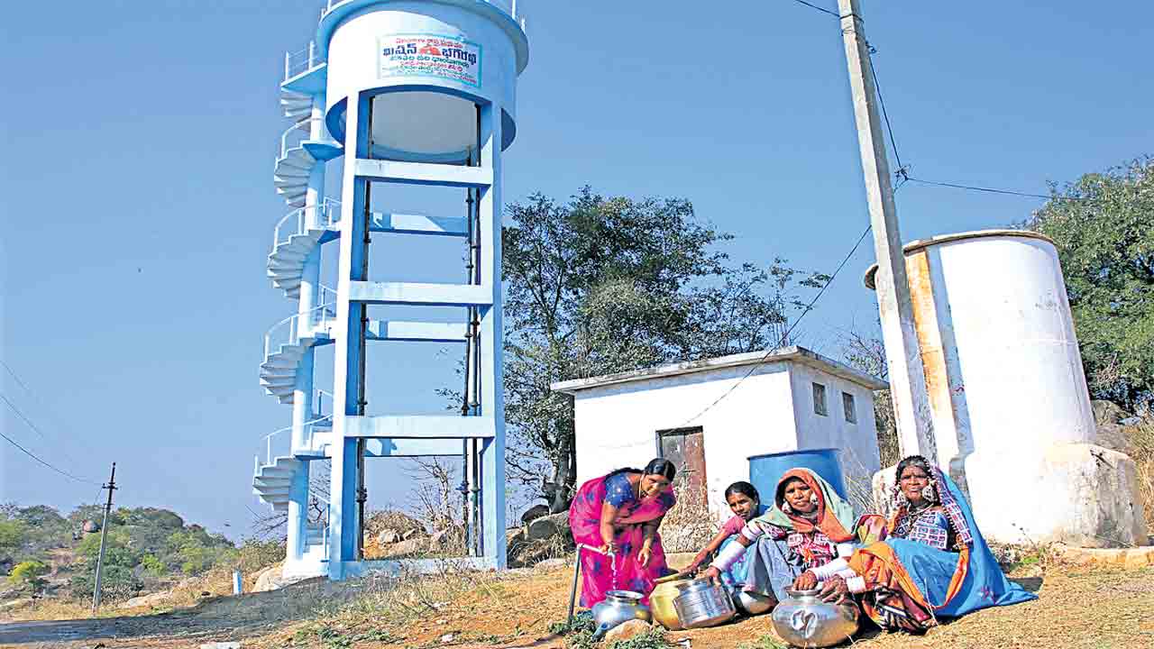 కన్నీళ్లు తుడిచిన కేసీఆర్‌ నీళ్లు