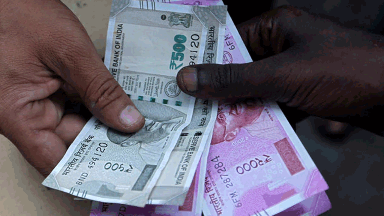 రికార్డు కనిష్ఠ స్థాయికి రూపాయి పతనం.. డాలర్‌ మరింత బలపడిందేమోలే..!