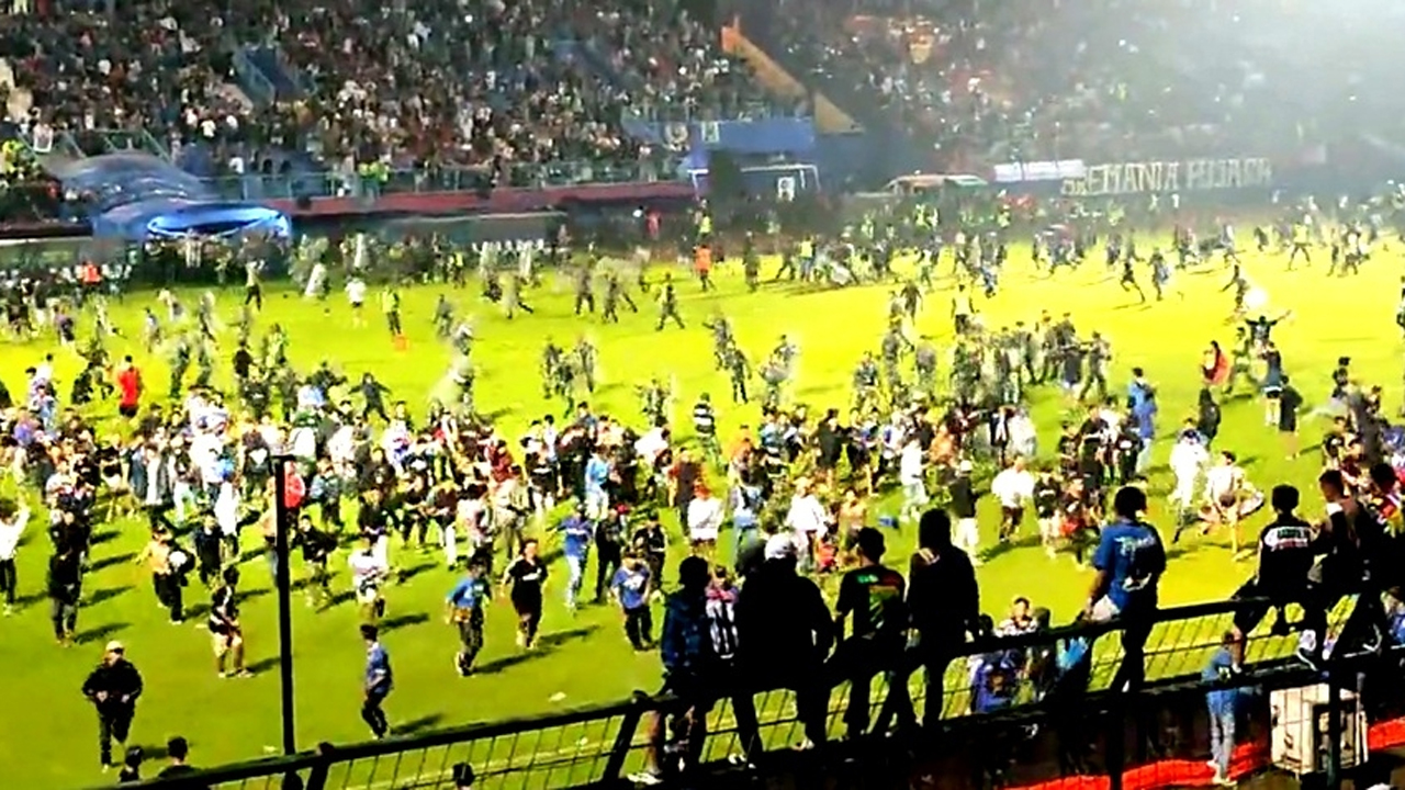 Indonesia Football Match | ఫుట్‌బాల్ స్టేడియంలో ర‌క్త‌చ‌రిత్ర .. 40 ఏండ్ల‌లో జ‌రిగిన ప్ర‌మాదాలివే..