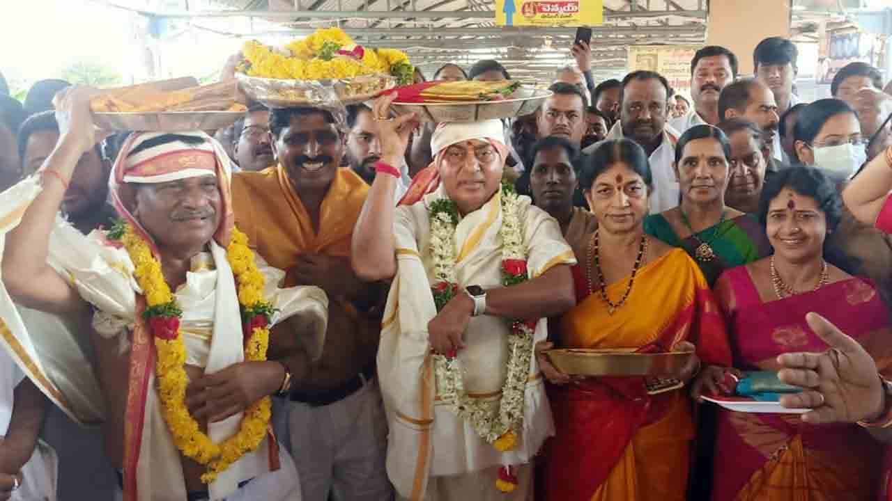 బాసర సరస్వతికి పట్టువస్త్రాలు సమర్పించిన మంత్రి ఇంద్రకరణ్‌ రెడ్డి