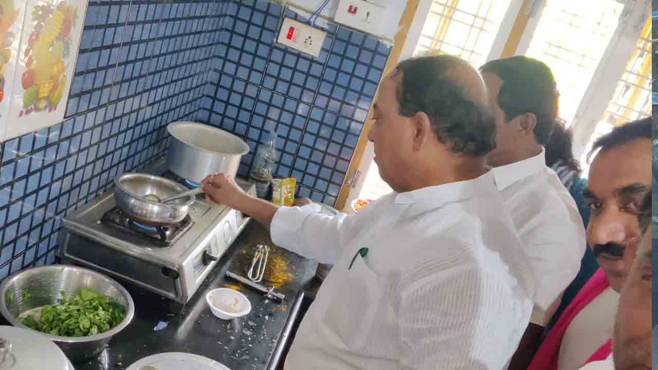 గ‌రిటే తిప్పుతూ గత స్మృతులను నెమరువేసుకున్న మంత్రి ఇంద్ర‌క‌ణ్ రెడ్డి