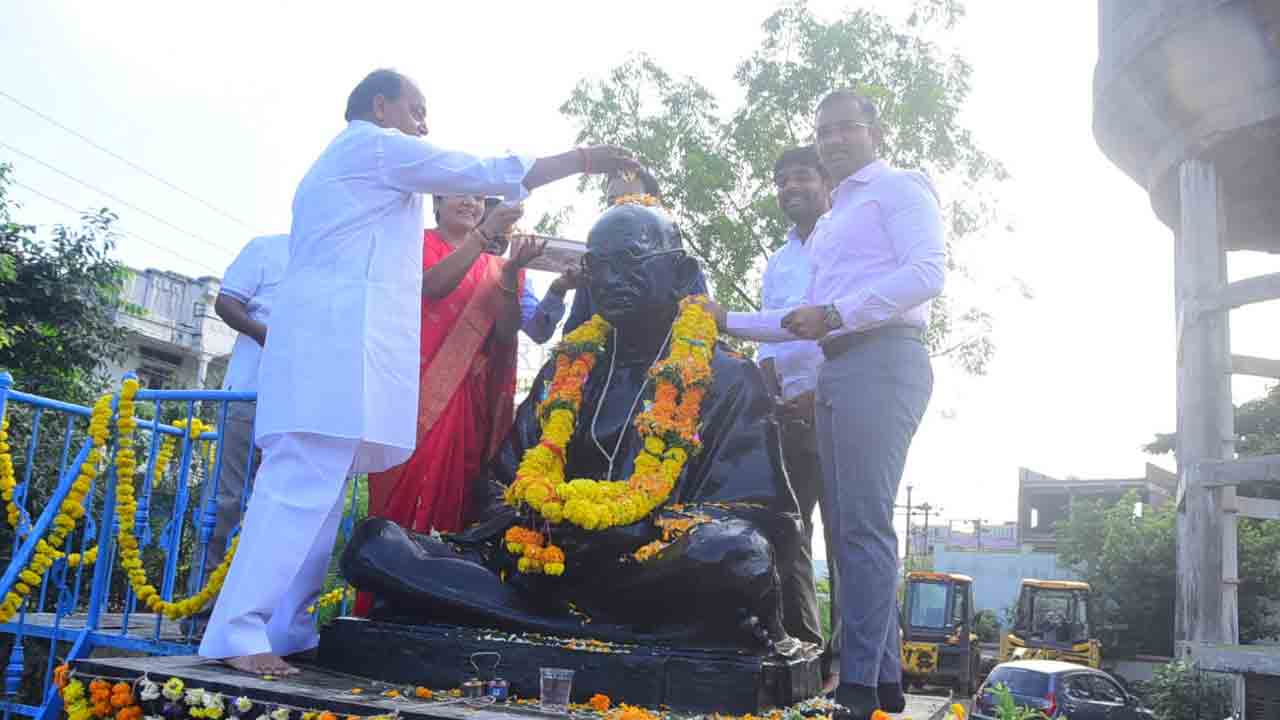 గాంధీజీకి నివాళుల‌ర్పించిన మంత్రి ఇంద్రకరణ్ రెడ్డి