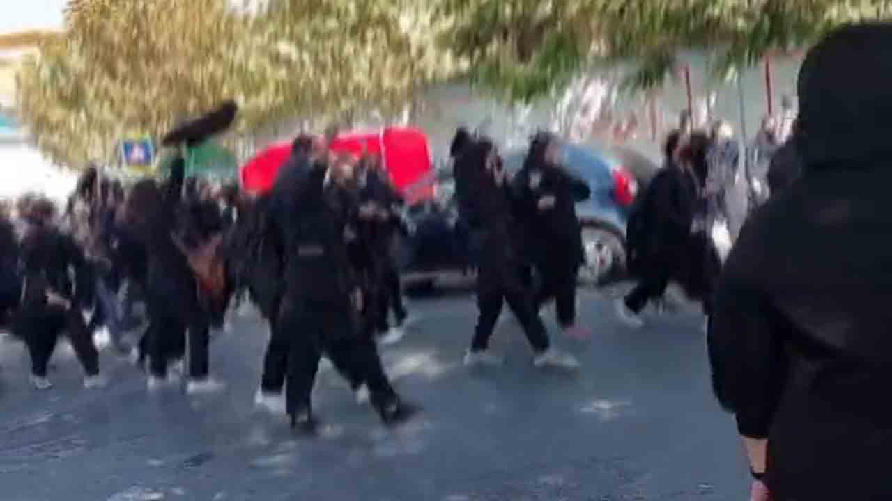 నిరసనలో ఇరాన్‌ స్కూల్‌ బాలికలు… హిజాబ్‌కు వ్యతిరేకంగా నినాదాలు