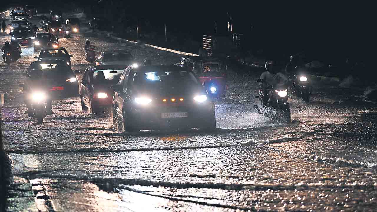 ఉన్నట్టుండి.. విరుచుకుపడింది