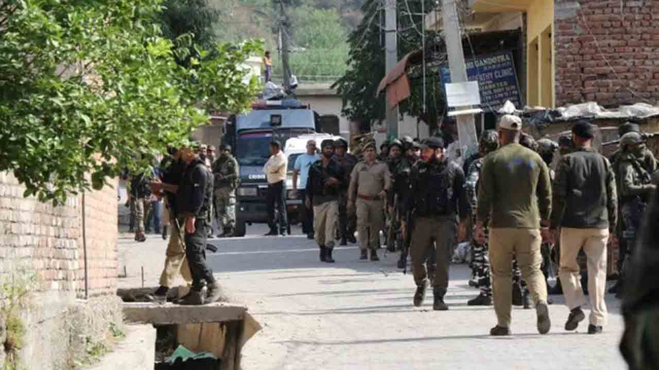 పుల్వామాలో పోలీస్‌-సీఆర్పీఎఫ్‌ పార్టీపై ఉగ్రవాదుల దాడి.. పోలీస్‌ వీరమరణం