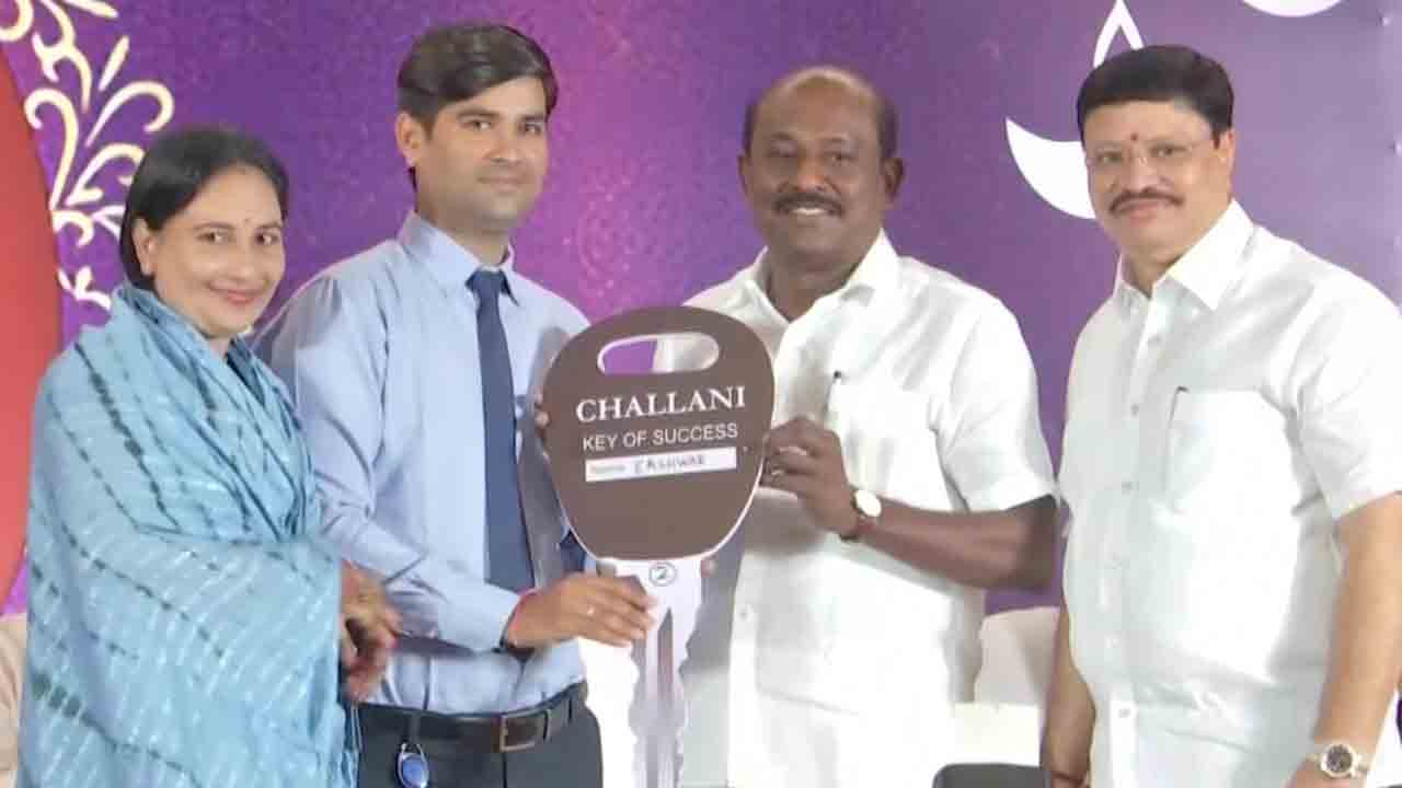 దీపావళి గిఫ్ట్‌.. ఉద్యోగులకు కార్లు, బైకులు ఇచ్చిన చెన్నై వ్యాపారి