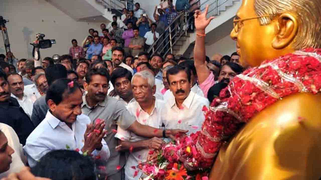 తెలంగాణ భ‌వ‌న్‌లో జ‌య‌శంక‌ర్ సార్ విగ్ర‌హానికి సీఎం కేసీఆర్ నివాళి