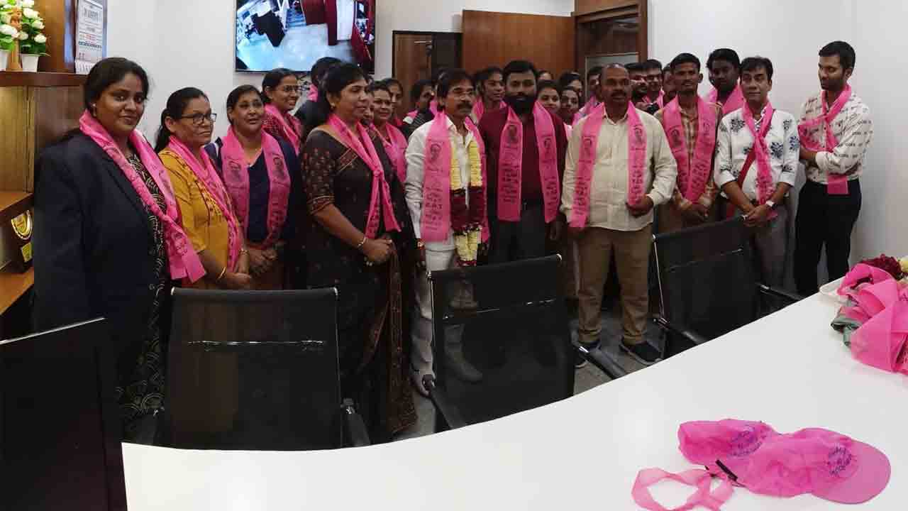 బీఆర్‌ఎస్‌లో చేరిన 70మంది గుజరాతీలు