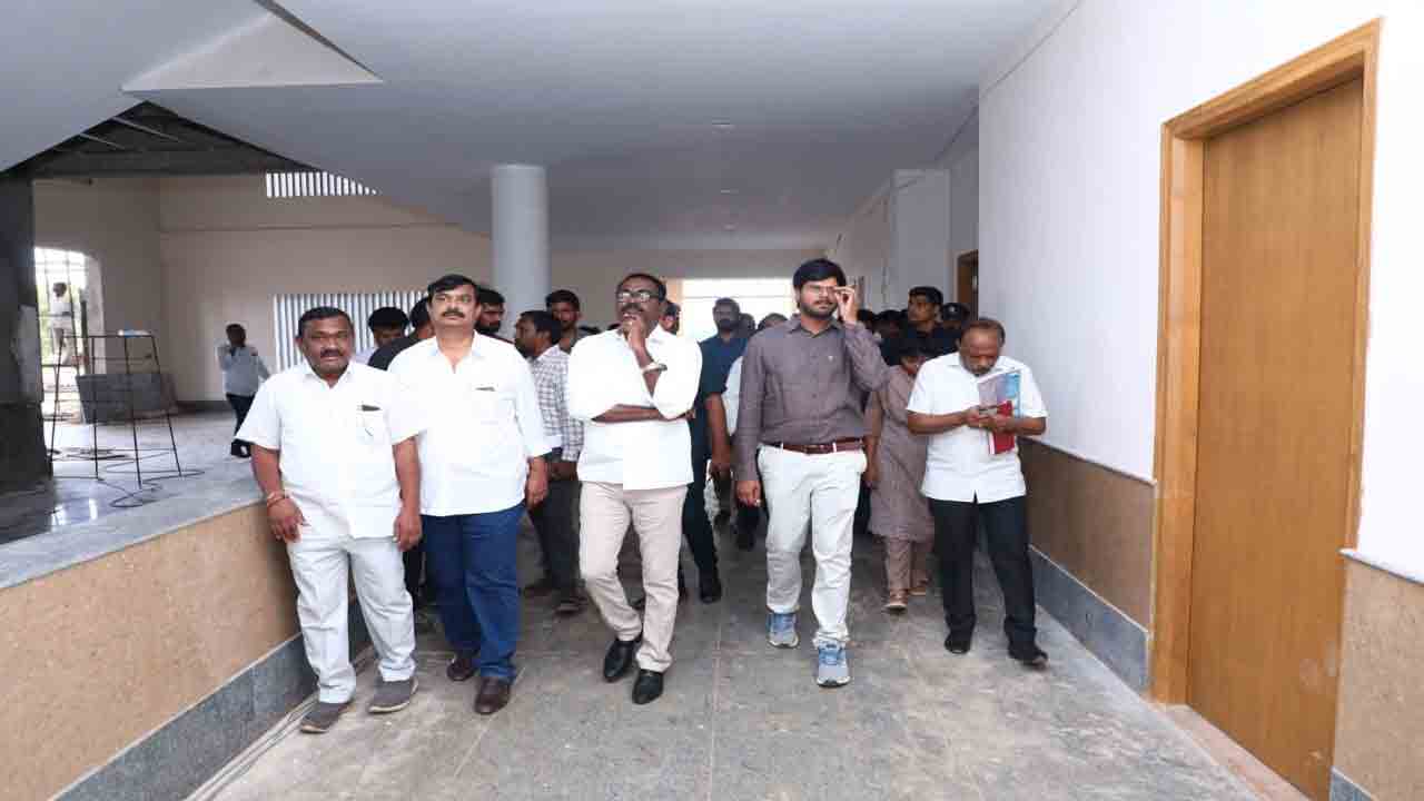 కలెక్టరేట్‌ పనులను త్వరితగతిన పూర్తి చేయాలి