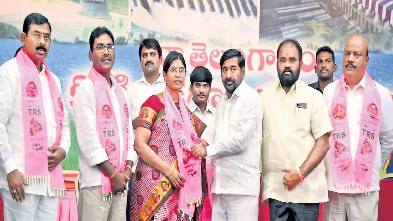 బీజేపీ, కాంగ్రెస్‌లకు షాక్‌