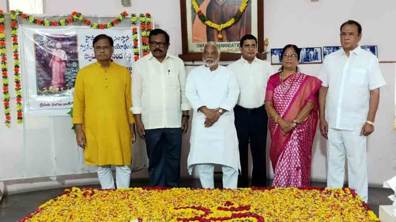 ప్రజావసరాలు తీర్చేవాడే నాయకుడు