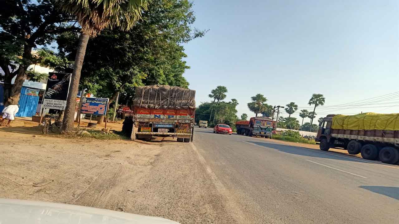 రోడ్లపై నిర్లక్ష్యంగా నిలుపుతున్న లారీలు