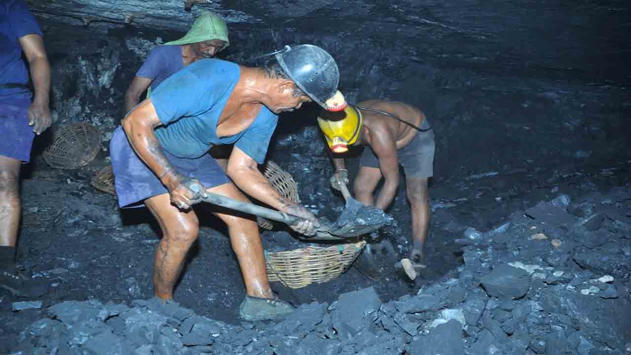 కేసీఆర్‌ పిడికిలి బిగిస్తేనే శ్రమ జీవులకు న్యాయం