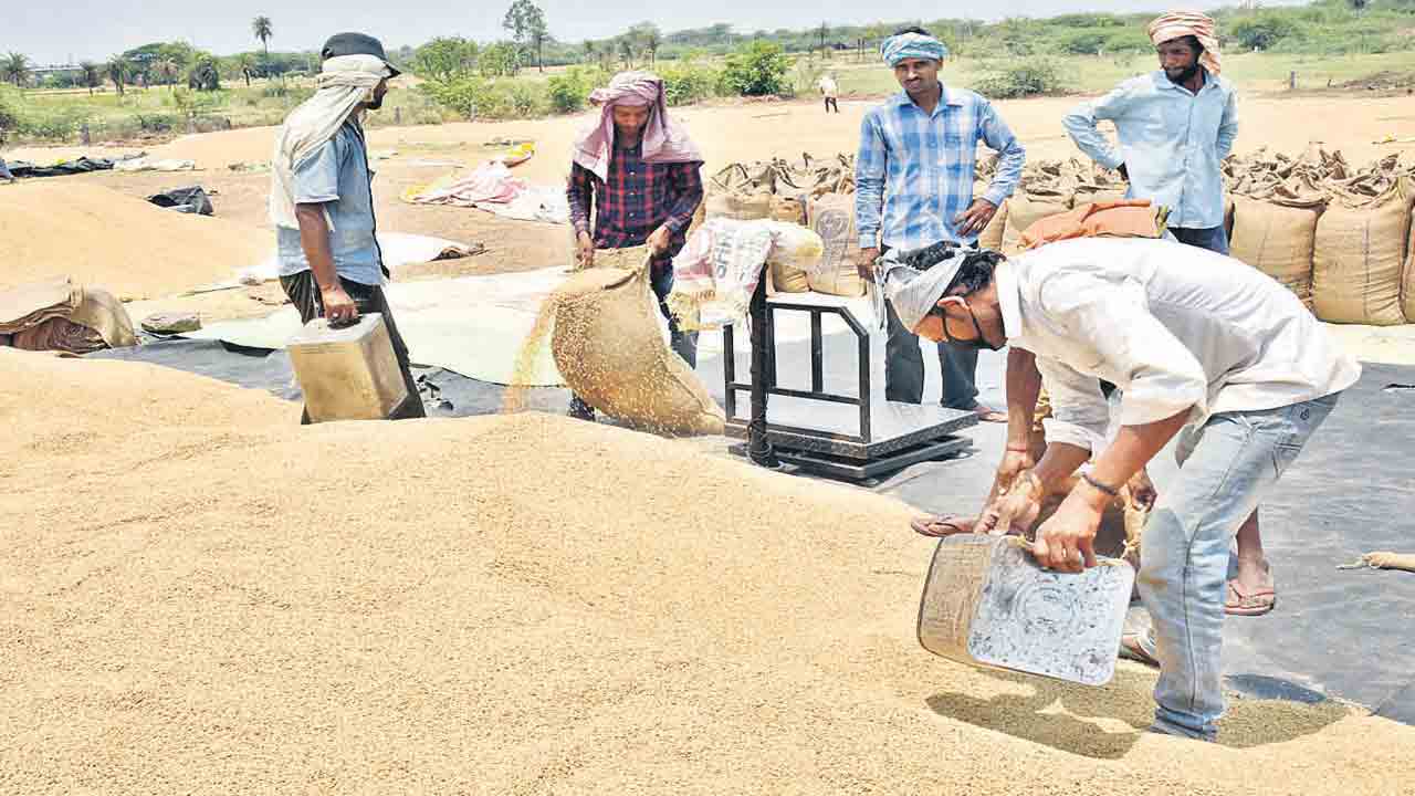 కోతల వెంటే కొనుగోళ్లు