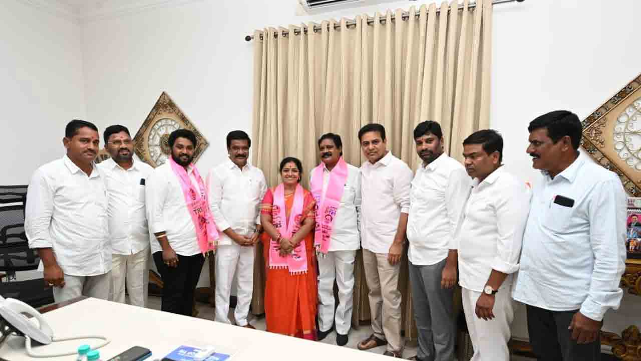 టీఆర్ఎస్లో చేరిన నల్లాల ఓదెలు.. కండువా కప్పిన కేటీఆర్