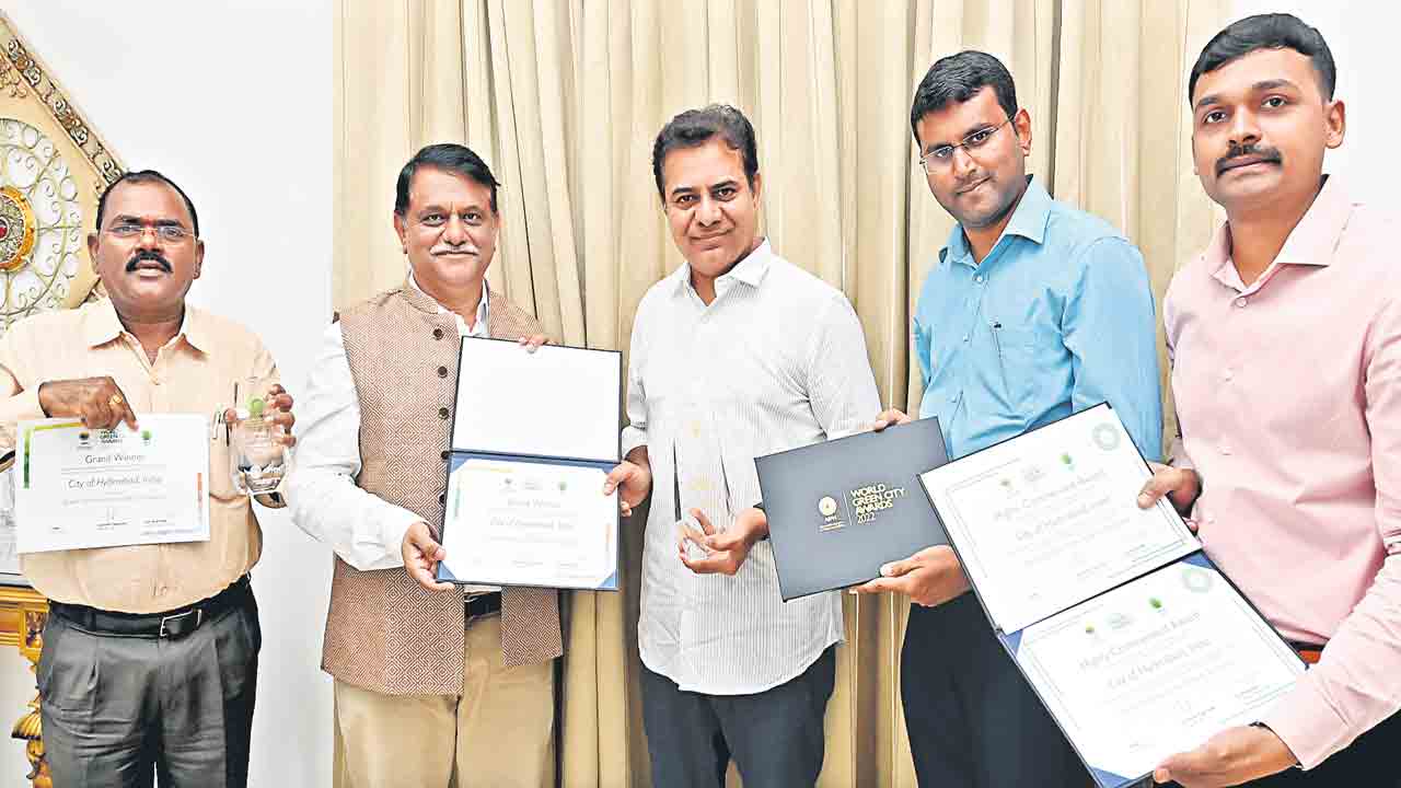 కేటీఆర్‌కు వరల్డ్‌ గ్రీన్‌సిటీ అవార్డ్‌ సర్టిఫికెట్‌ అందజేత