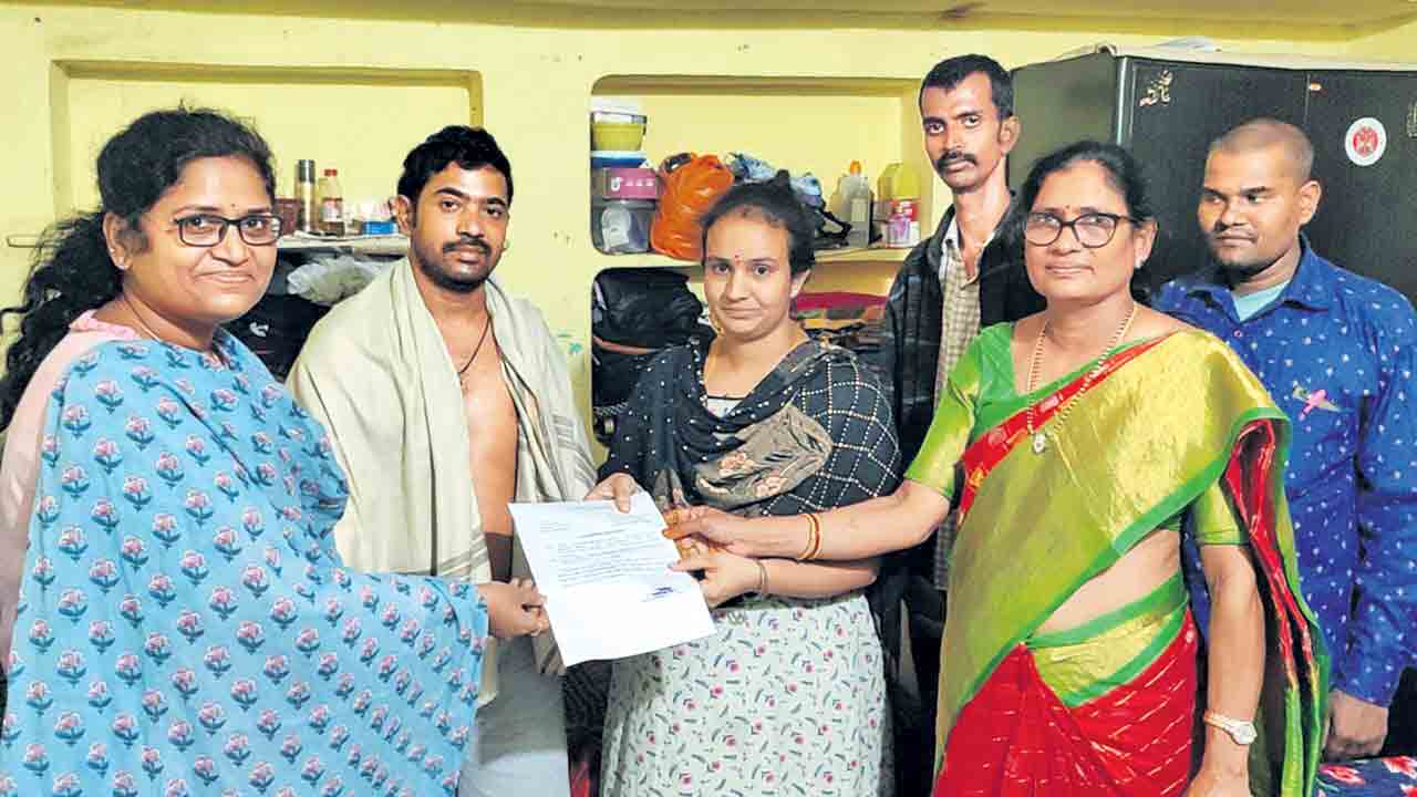 ప్రమాదంలో చేతులు కోల్పోయిన బాధితుడికి డబుల్‌ బెడ్రూం