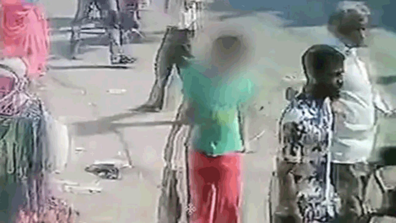 తీవ్ర గాయాలతో 13 ఏండ్ల బాలిక.. వీడియోలు తీస్తూ చోద్యం చూసిన జనం..!