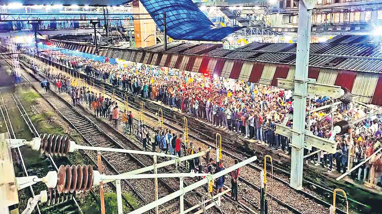 నిరుద్యోగులు దండిగా.. కాన్పూర్‌ రైల్వేస్టేషన్‌ నిండుగా!