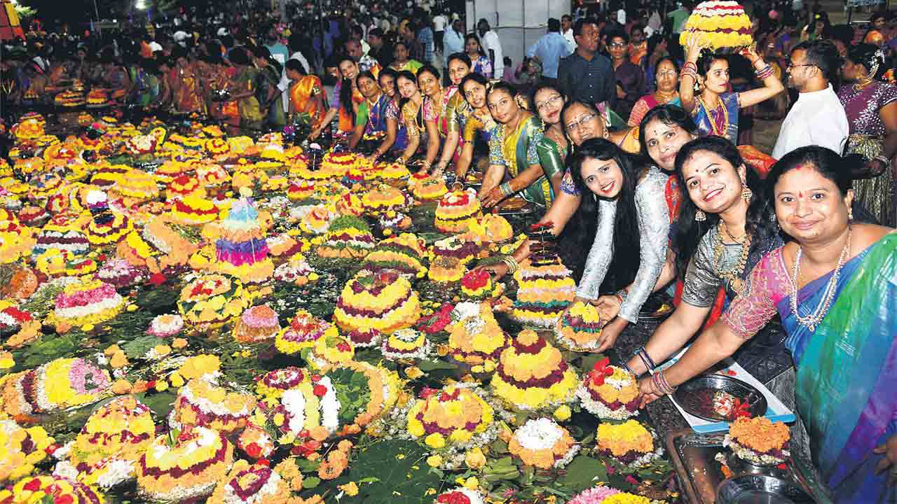 నేలతల్లి.. పూల సింగిడి