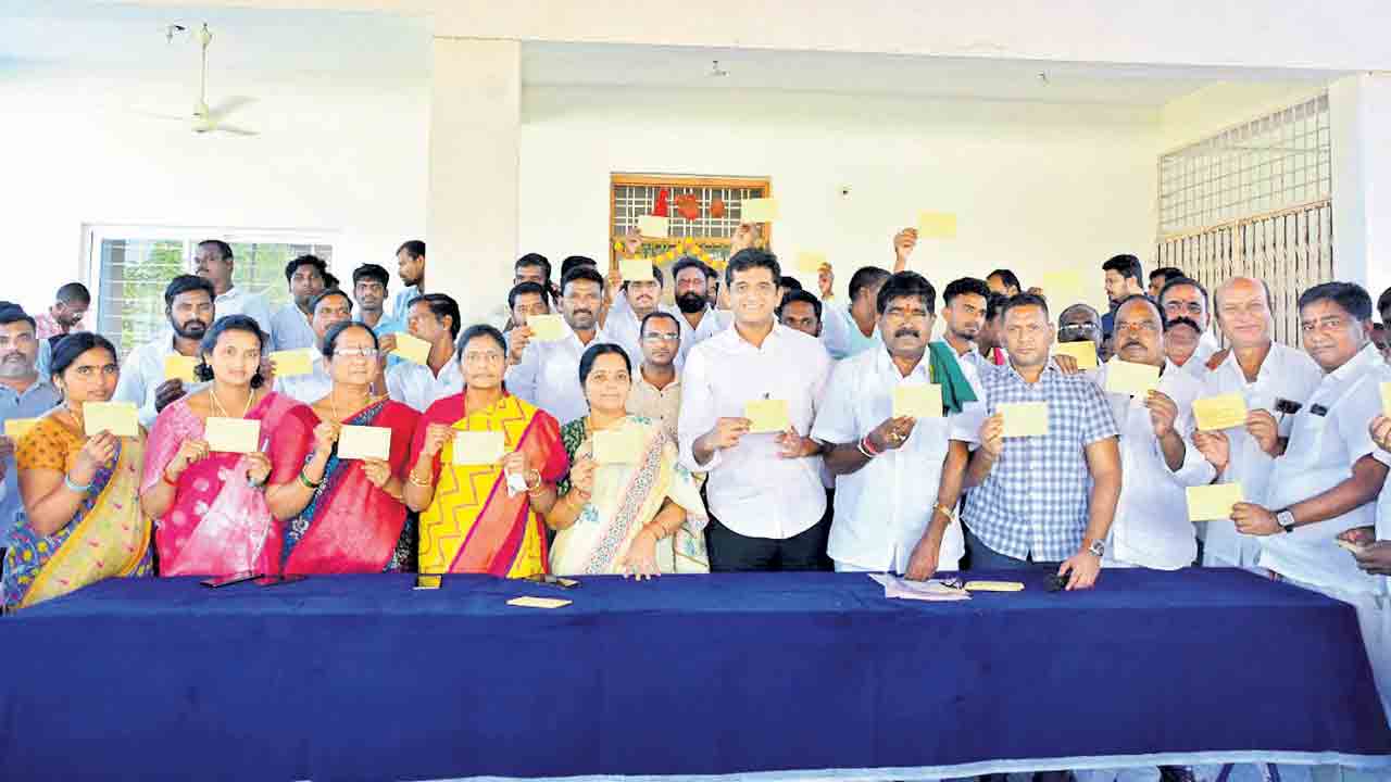 చేనేతపై జీఎస్టీ ఎత్తేయాల్సిందే..