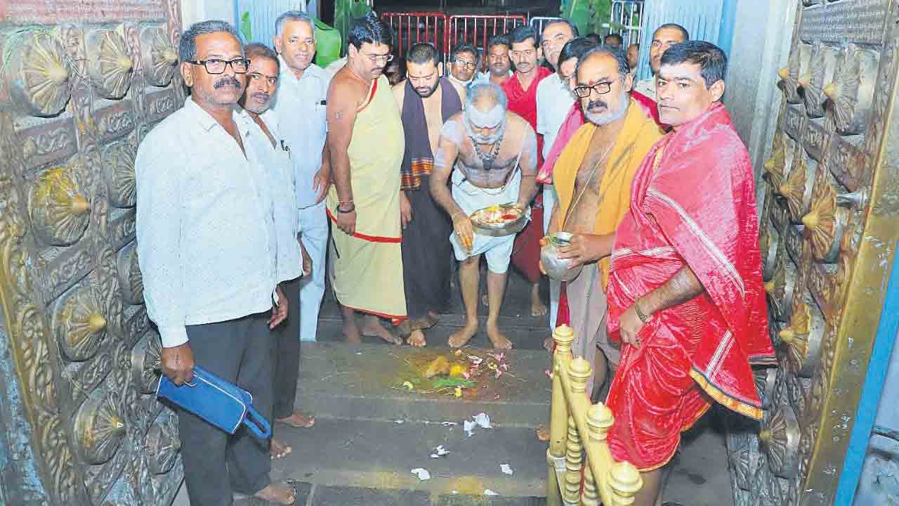 ఆలయాల మూసివేత