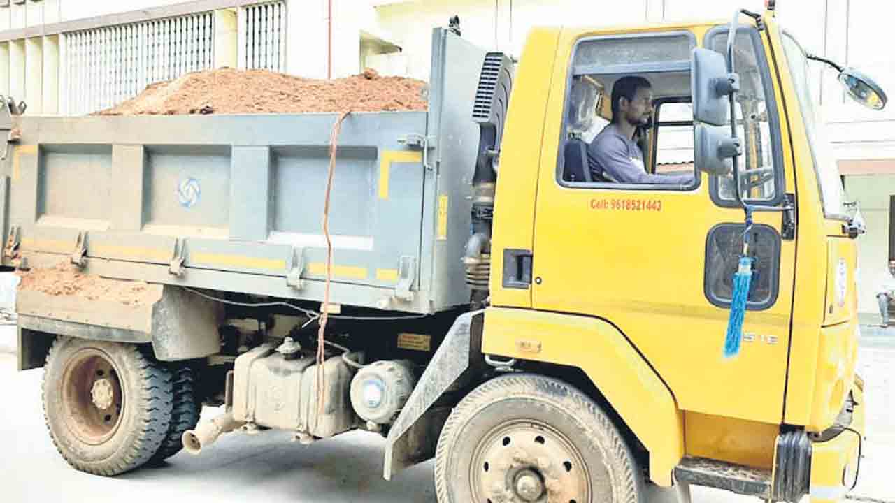 టిప్పర్‌ దిద్దిన జీవితాలు