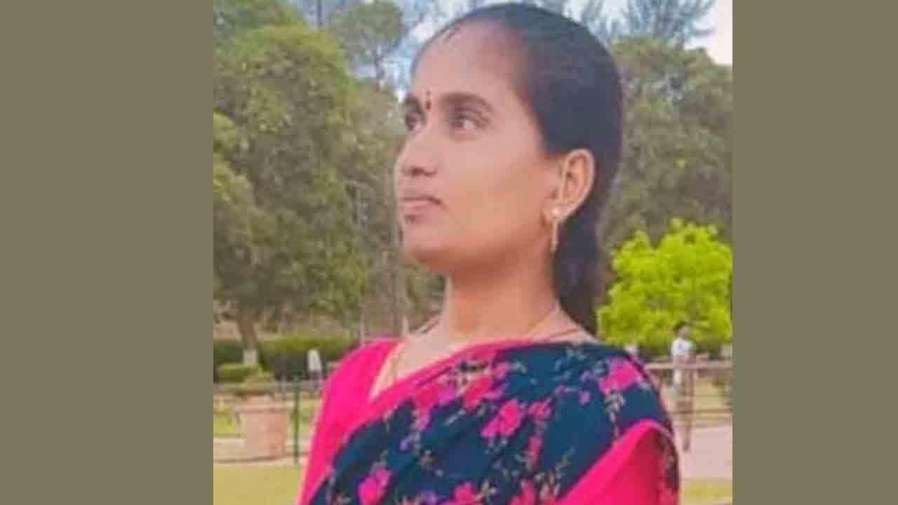 ట్రాక్టర్‌ ఢీకొని మహిళా రైతు మృతి