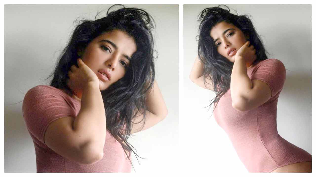 Ketika Sharma | రొమాంటిక్ చూపులతో గాలం వేస్తున్న కేతికా శర్మ..