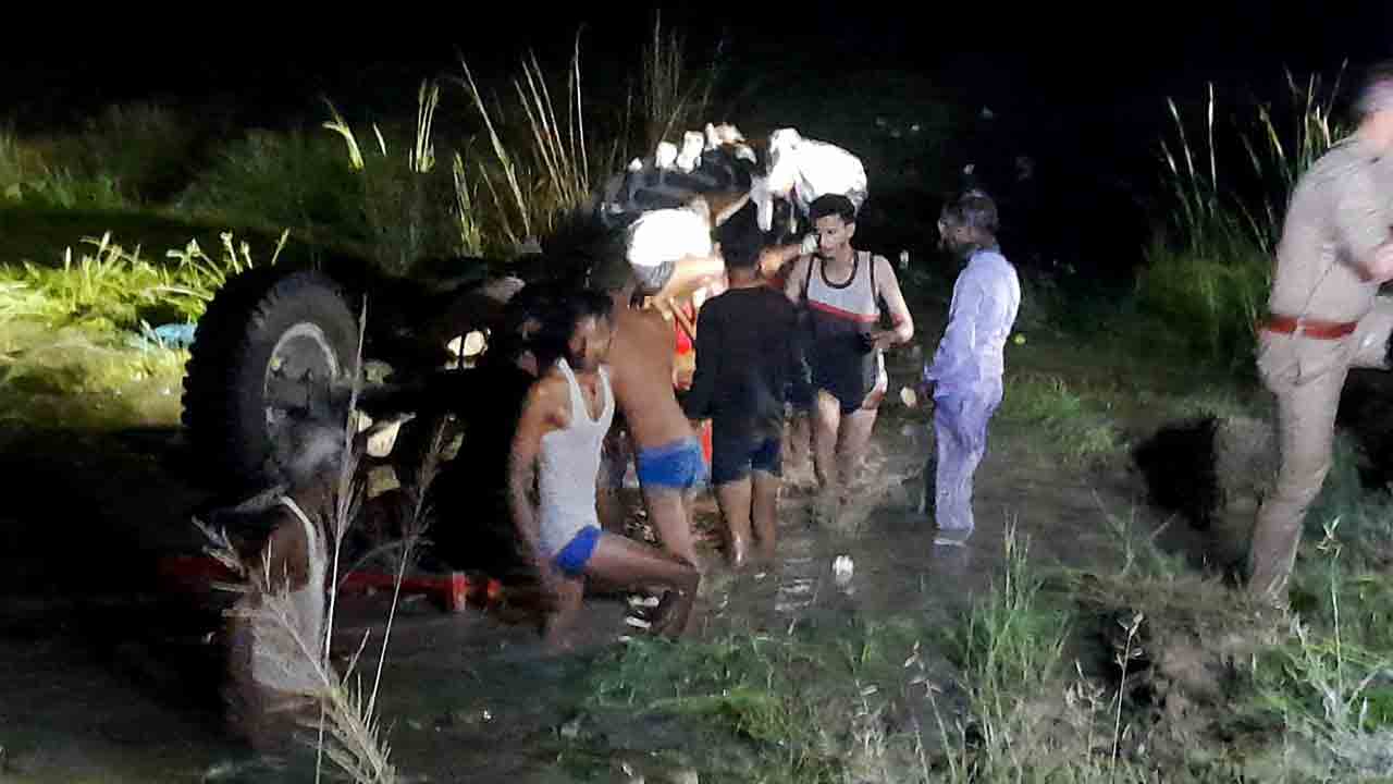 ట్రాక్టర్‌ బోల్తా.. 27 మంది మృతి