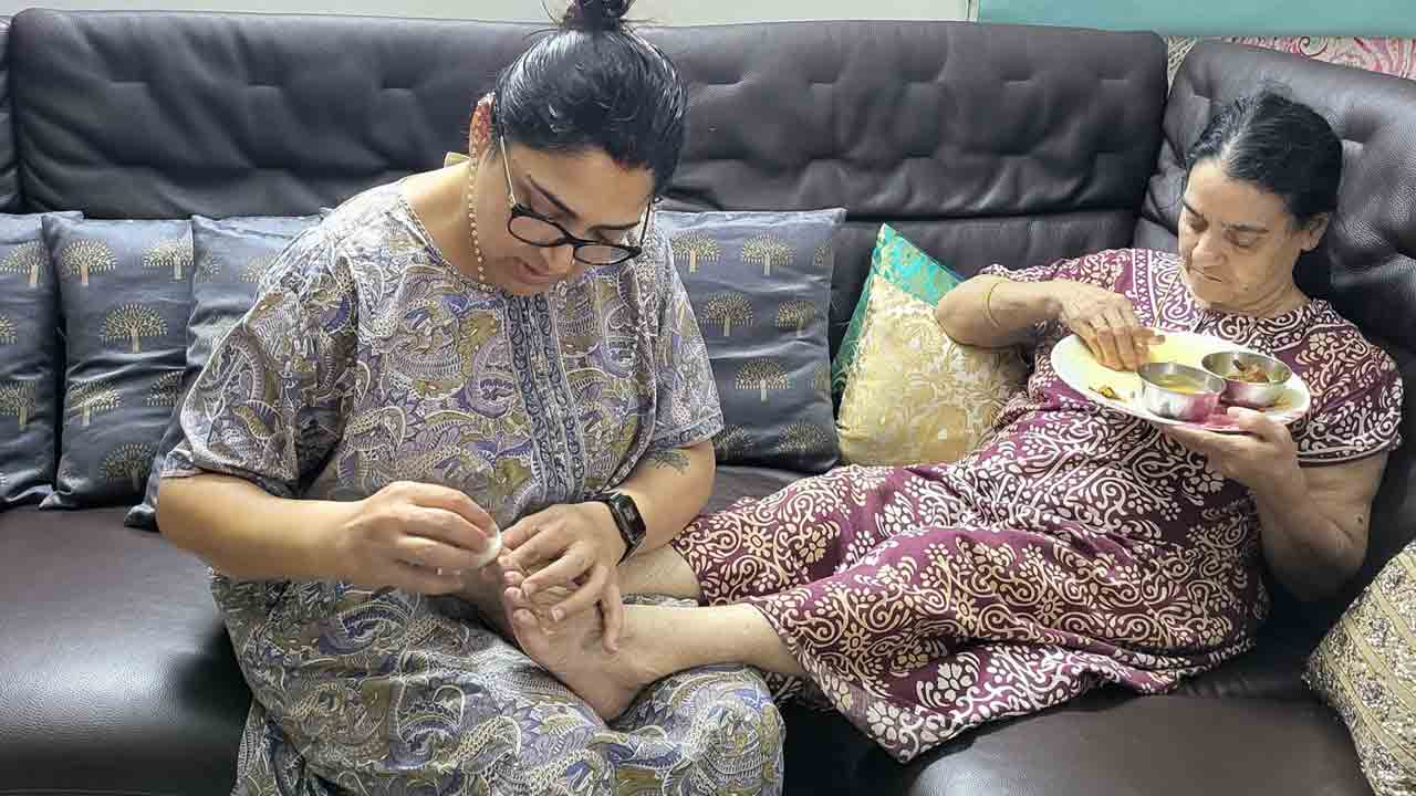 KhushbuSundar | అమ్మ పాదాల్లో స్వర్గం ఉంది.. తల్లి సేవలో ఖుష్బూ ఫొటోలు వైరల్‌