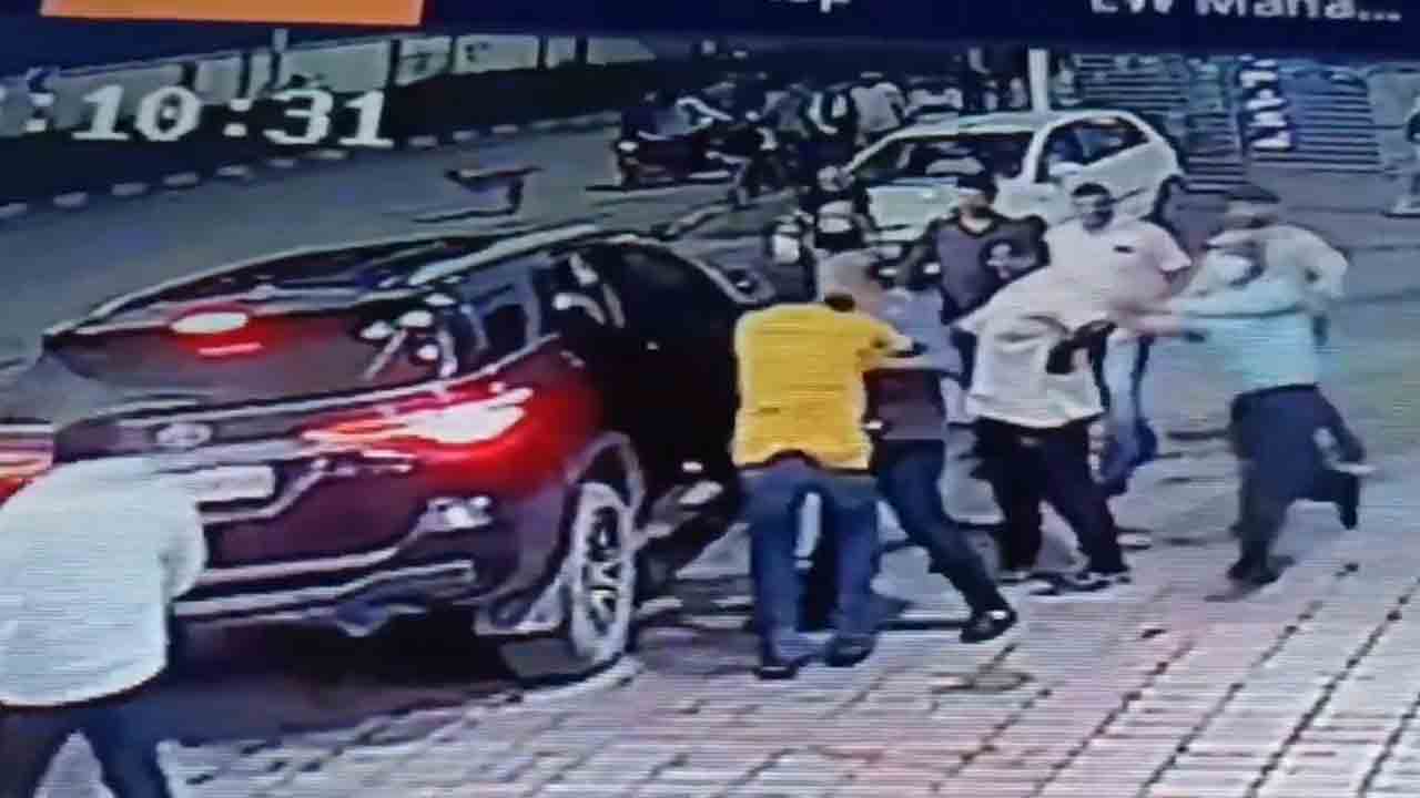 Watch: పెట్రోల్‌ బంక్‌ యజమానిని కిడ్నాప్‌ చేసేందుకు యత్నం… అడ్డుకున్న సిబ్బంది