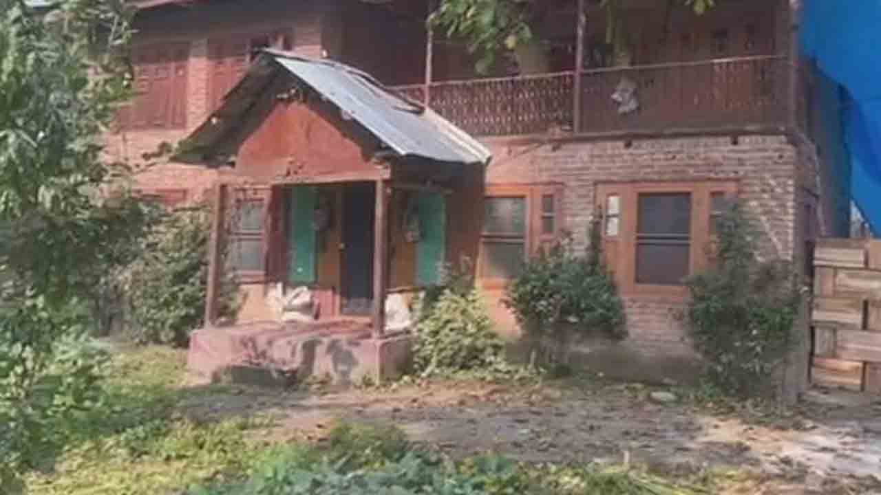 కశ్మీరీ పండిట్ల ఆశలు ఆవిరి… సొంత గ్రామాన్ని వీడిన చివరి హిందూ మహిళ