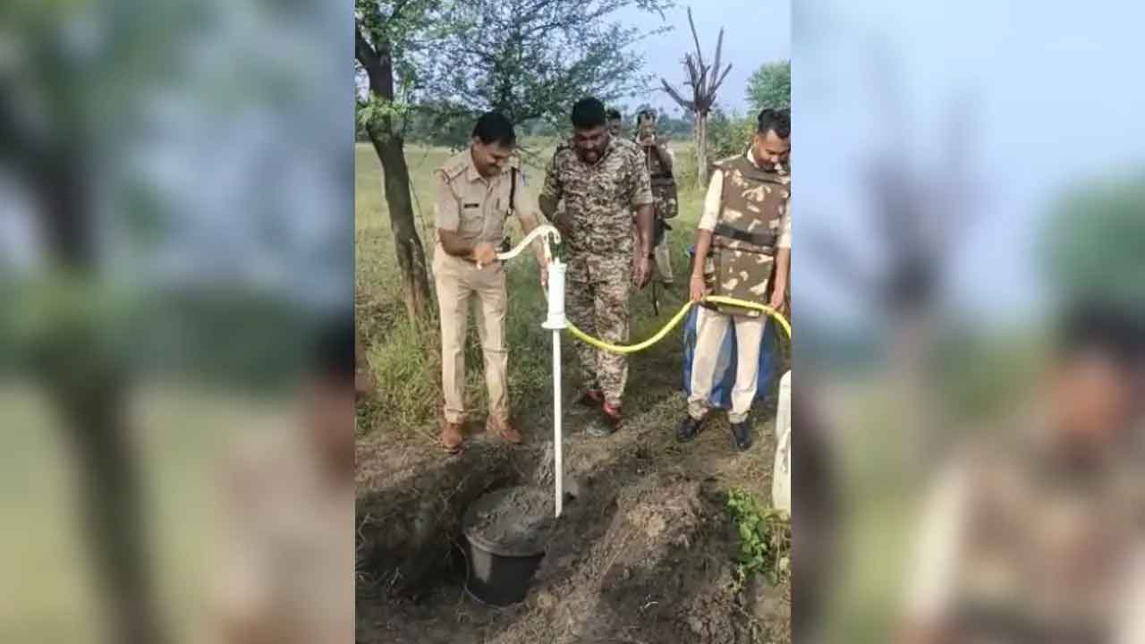 Illicit liquor | చేతి పంపు నుంచి ఉబికి వచ్చిన మద్యం.. నిశ్చేష్టులైన గుణ పోలీసులు