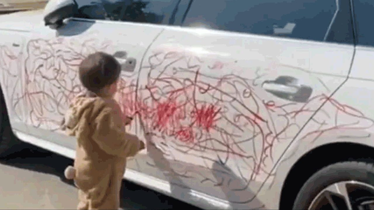 Viral Video | లిప్‌స్టిక్‌తో కారుపై పిచ్చిగీతలు గీసి బుడ్డోడు పరార్‌..!