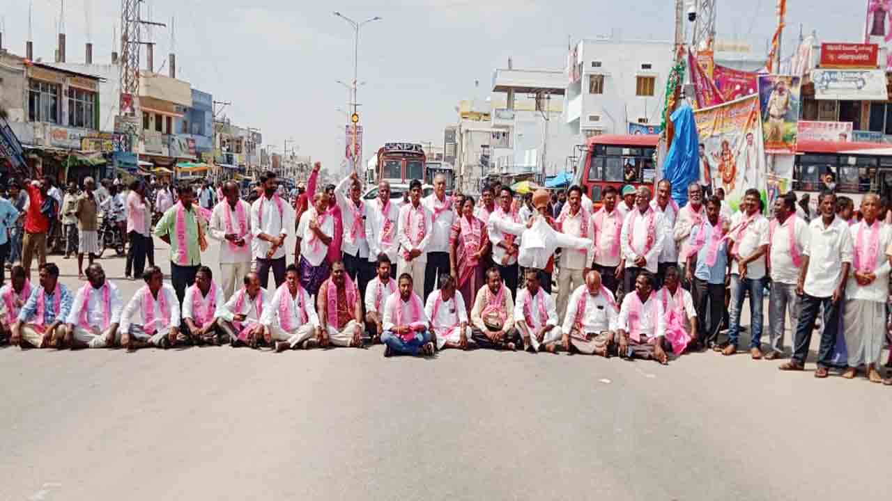 భగ్గుమన్న గులాబీ దళం