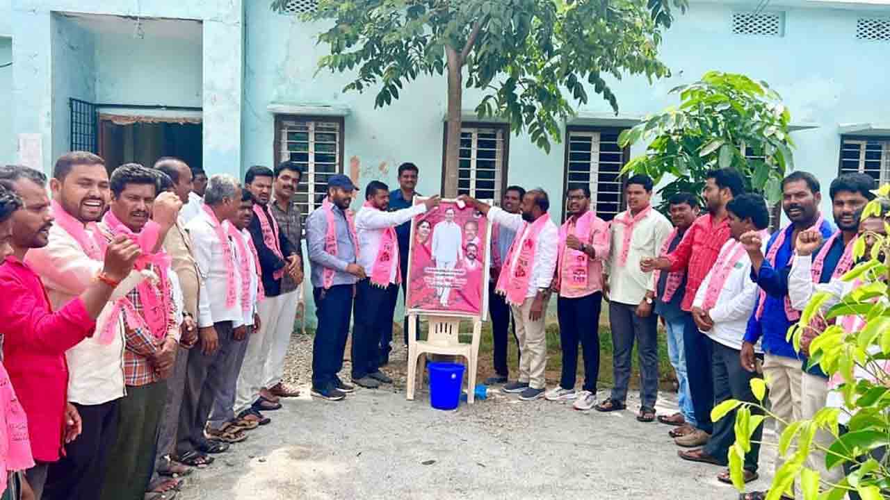 గిరిజన బాంధవుడు సీఎం కేసీఆర్‌