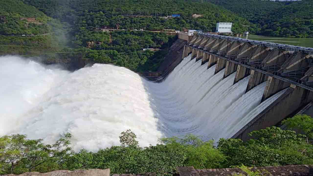 ప్రాజెక్టులకు స్థిరంగా వరద