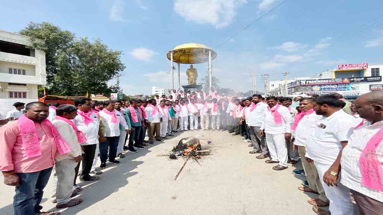 భగ్గుమన్న గులాబీ దళం