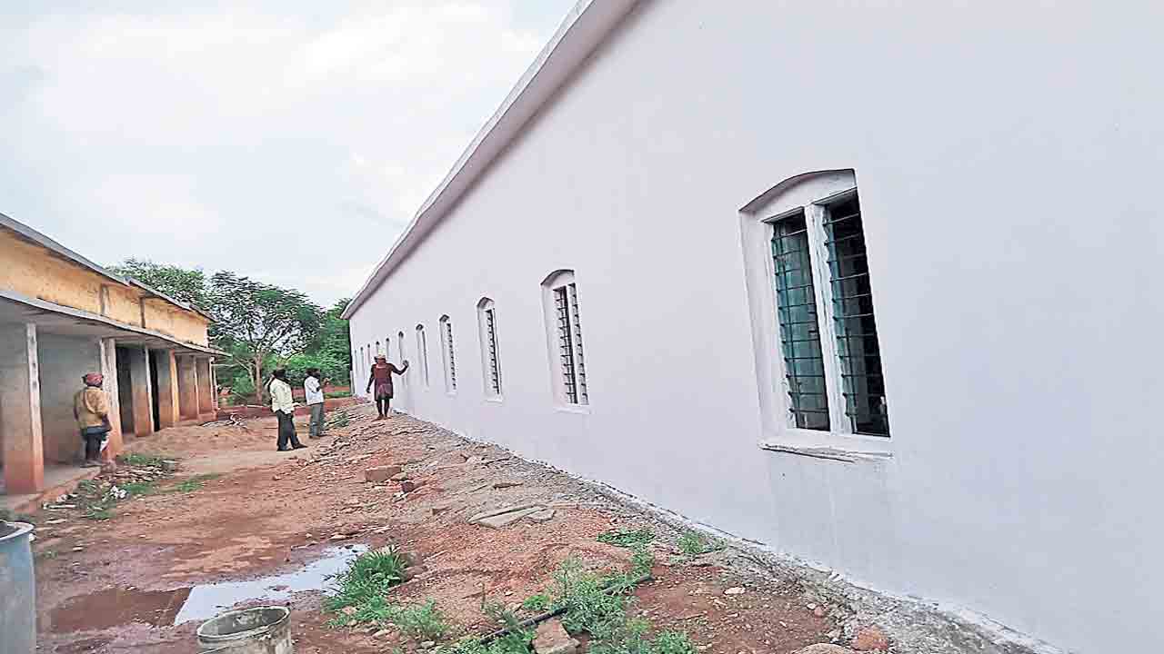 సర్కారు బడికి మెరుగులు