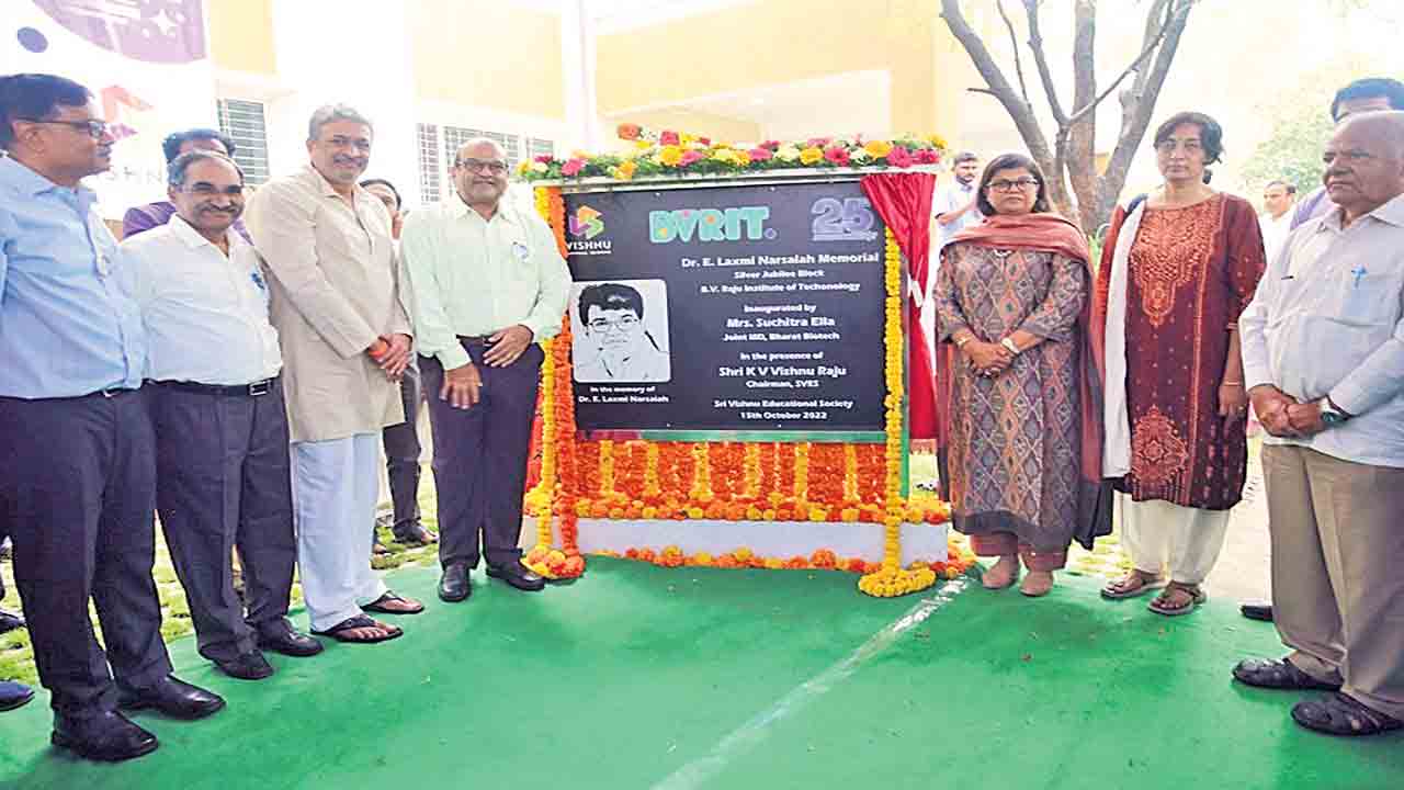 నూతన ఆవిష్కరణలతో పేరు తీసుకురావాలి