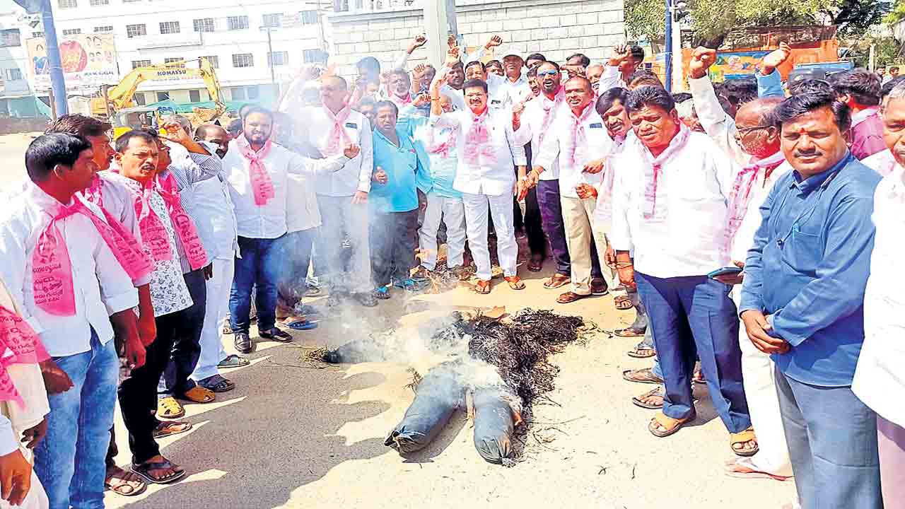 బీజేపీ కుట్రలపై భగ్గుమన్న గులాబీదండు